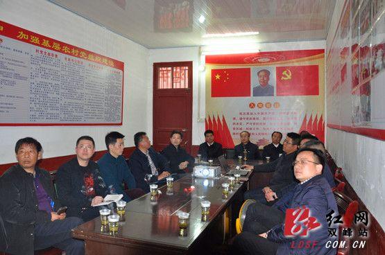 禹敏与第一师范党委书记彭小奇商讨白泥村脱贫攻坚工作